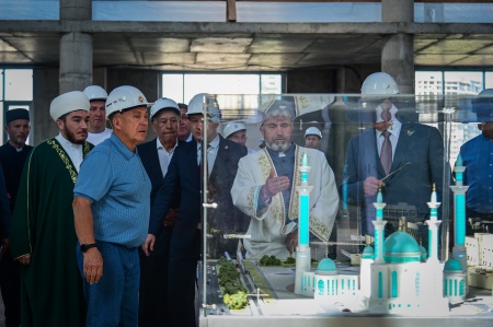 Раис Татарстана Рустам Минниханов ознакомился с ходом строительства Исламского духовно-просветительского центра