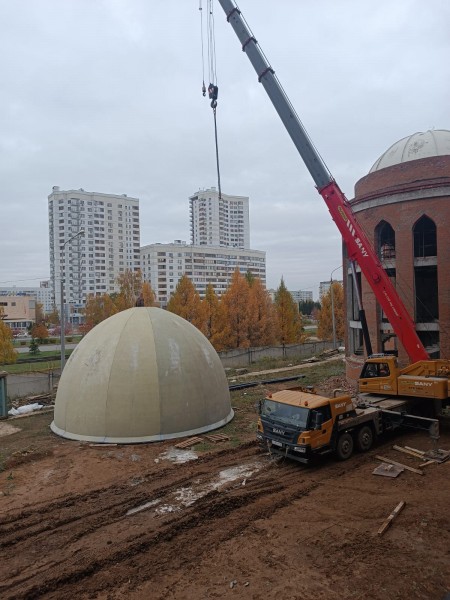 Смонтировали два средних купола мечети